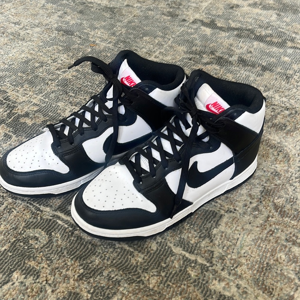 women’s black and white nike dunks